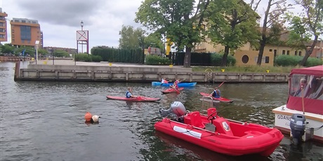 Powiększ grafikę: uczennice-klasy-4b-udaly-sie-na-trening-kajakarski-543632.jpg