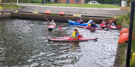 Powiększ grafikę: uczennice-klasy-4b-udaly-sie-na-trening-kajakarski-543640.jpg