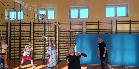 Powiększ grafikę: uczniowie-gora-680989.jpg