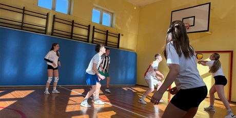 Powiększ grafikę: uczniowie-gora-680990.jpg