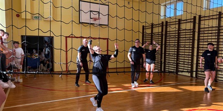 Powiększ grafikę: uczniowie-gora-680991.jpg