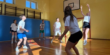 Powiększ grafikę: uczniowie-gora-680992.jpg