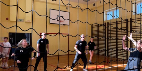 Powiększ grafikę: uczniowie-gora-680994.jpg