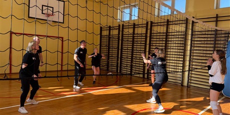 Powiększ grafikę: uczniowie-gora-680995.jpg