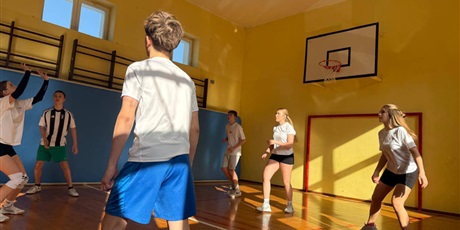 Powiększ grafikę: uczniowie-gora-680997.jpg