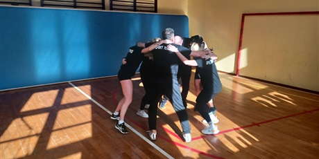 Powiększ grafikę: uczniowie-gora-680998.jpg