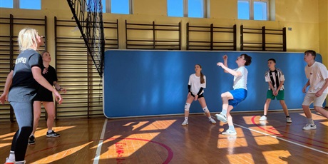 Powiększ grafikę: uczniowie-gora-681000.jpg