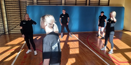 Powiększ grafikę: uczniowie-gora-681002.jpg