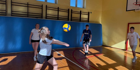 Powiększ grafikę: uczniowie-gora-681003.jpg