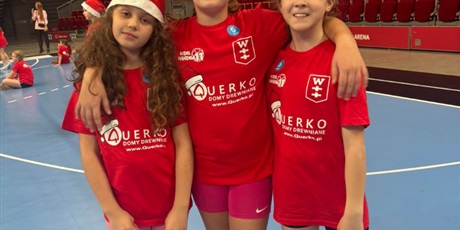 Powiększ grafikę: uczniowie-klasy-3b-wzieli-dzis-udzial-w-mikolajkowym-turnieju-pilki-recznej-1x1-w-ergo-arenie-665406.jpg