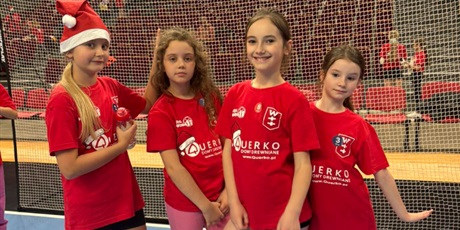 Powiększ grafikę: uczniowie-klasy-3b-wzieli-dzis-udzial-w-mikolajkowym-turnieju-pilki-recznej-1x1-w-ergo-arenie-665407.jpg