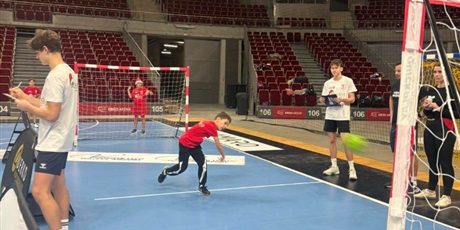 Powiększ grafikę: uczniowie-klasy-3b-wzieli-dzis-udzial-w-mikolajkowym-turnieju-pilki-recznej-1x1-w-ergo-arenie-665408.jpg