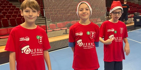 Powiększ grafikę: uczniowie-klasy-3b-wzieli-dzis-udzial-w-mikolajkowym-turnieju-pilki-recznej-1x1-w-ergo-arenie-665410.jpg