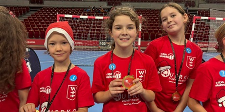 Powiększ grafikę: uczniowie-klasy-3b-wzieli-dzis-udzial-w-mikolajkowym-turnieju-pilki-recznej-1x1-w-ergo-arenie-665411.jpg