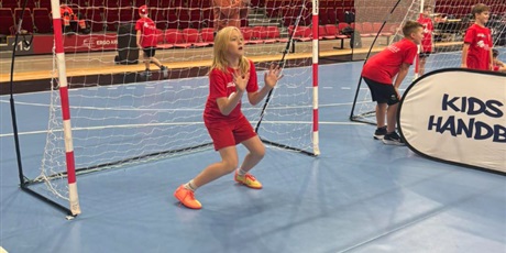 Powiększ grafikę: uczniowie-klasy-3b-wzieli-dzis-udzial-w-mikolajkowym-turnieju-pilki-recznej-1x1-w-ergo-arenie-665412.jpg