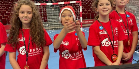 Powiększ grafikę: uczniowie-klasy-3b-wzieli-dzis-udzial-w-mikolajkowym-turnieju-pilki-recznej-1x1-w-ergo-arenie-665413.jpg