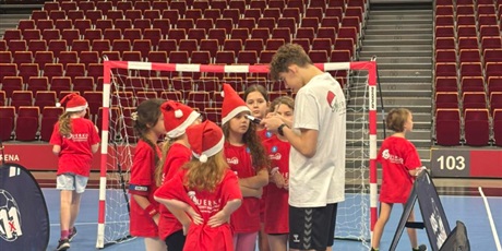 Powiększ grafikę: uczniowie-klasy-3b-wzieli-dzis-udzial-w-mikolajkowym-turnieju-pilki-recznej-1x1-w-ergo-arenie-665414.jpg