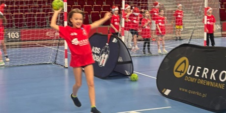 Powiększ grafikę: uczniowie-klasy-3b-wzieli-dzis-udzial-w-mikolajkowym-turnieju-pilki-recznej-1x1-w-ergo-arenie-665416.jpg