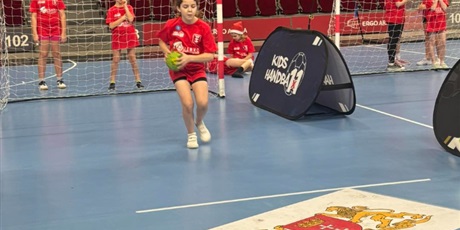 Powiększ grafikę: uczniowie-klasy-3b-wzieli-dzis-udzial-w-mikolajkowym-turnieju-pilki-recznej-1x1-w-ergo-arenie-665417.jpg