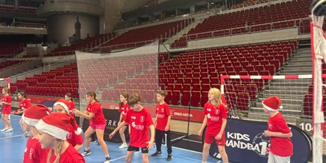 Powiększ grafikę: uczniowie-klasy-3b-wzieli-dzis-udzial-w-mikolajkowym-turnieju-pilki-recznej-1x1-w-ergo-arenie-665418.jpg