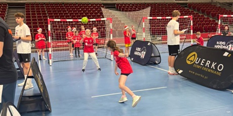 Powiększ grafikę: uczniowie-klasy-3b-wzieli-dzis-udzial-w-mikolajkowym-turnieju-pilki-recznej-1x1-w-ergo-arenie-665420.jpg