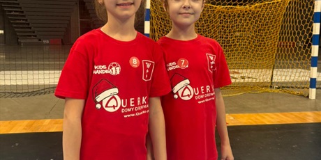 Powiększ grafikę: uczniowie-klasy-3b-wzieli-dzis-udzial-w-mikolajkowym-turnieju-pilki-recznej-1x1-w-ergo-arenie-665422.jpg