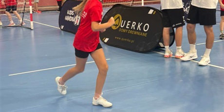 Powiększ grafikę: uczniowie-klasy-3b-wzieli-dzis-udzial-w-mikolajkowym-turnieju-pilki-recznej-1x1-w-ergo-arenie-665423.jpg