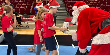 Powiększ grafikę: uczniowie-klasy-3b-wzieli-dzis-udzial-w-mikolajkowym-turnieju-pilki-recznej-1x1-w-ergo-arenie-665424.jpg