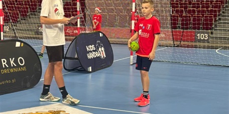 Powiększ grafikę: uczniowie-klasy-3b-wzieli-dzis-udzial-w-mikolajkowym-turnieju-pilki-recznej-1x1-w-ergo-arenie-665425.jpg