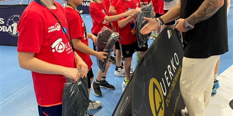 Powiększ grafikę: uczniowie-klasy-3b-wzieli-dzis-udzial-w-mikolajkowym-turnieju-pilki-recznej-1x1-w-ergo-arenie-665427.jpg