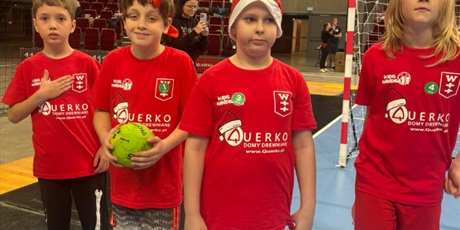 Powiększ grafikę: uczniowie-klasy-3b-wzieli-dzis-udzial-w-mikolajkowym-turnieju-pilki-recznej-1x1-w-ergo-arenie-665429.jpg