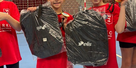 Powiększ grafikę: uczniowie-klasy-3b-wzieli-dzis-udzial-w-mikolajkowym-turnieju-pilki-recznej-1x1-w-ergo-arenie-665430.jpg