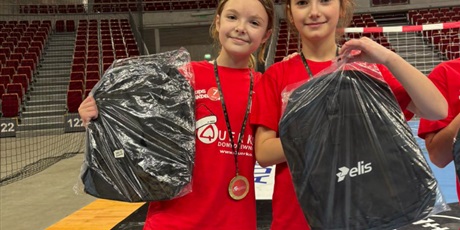 Powiększ grafikę: uczniowie-klasy-3b-wzieli-dzis-udzial-w-mikolajkowym-turnieju-pilki-recznej-1x1-w-ergo-arenie-665431.jpg