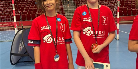 Powiększ grafikę: uczniowie-klasy-3b-wzieli-dzis-udzial-w-mikolajkowym-turnieju-pilki-recznej-1x1-w-ergo-arenie-665432.jpg