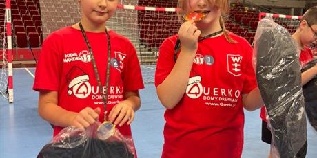 Powiększ grafikę: uczniowie-klasy-3b-wzieli-dzis-udzial-w-mikolajkowym-turnieju-pilki-recznej-1x1-w-ergo-arenie-665434.jpg