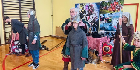 Powiększ grafikę: uczniowie-z-iva-va-vb-via-i-vib-599516.jpg