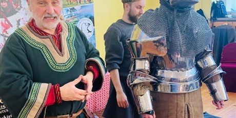 Powiększ grafikę: uczniowie-z-iva-va-vb-via-i-vib-599527.jpg