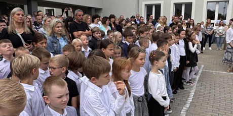 Powiększ grafikę: uroczyste-rozpoczecie-roku-szkolnego-2025-2026-637127.jpg