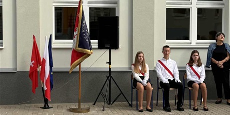 Powiększ grafikę: uroczyste-rozpoczecie-roku-szkolnego-2025-2026-637128.jpg