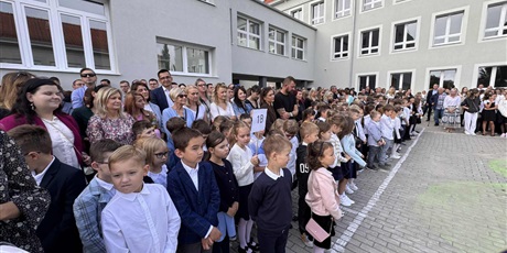 Powiększ grafikę: uroczyste-rozpoczecie-roku-szkolnego-2025-2026-637133.jpg
