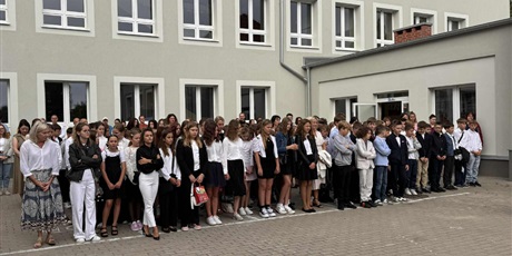 Powiększ grafikę: uroczyste-rozpoczecie-roku-szkolnego-2025-2026-637138.jpg