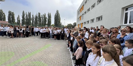 Powiększ grafikę: uroczyste-rozpoczecie-roku-szkolnego-2025-2026-637139.jpg