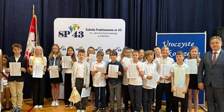 Powiększ grafikę: uroczyste-zakonczenie-roku-szkolnego-2024-2025-635581.jpg