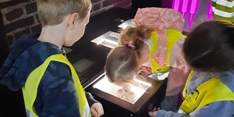 Powiększ grafikę: w-dniu-dzisiejszym-klasa-3b-odwiedzila-muzeum-bursztynu-611307.jpg
