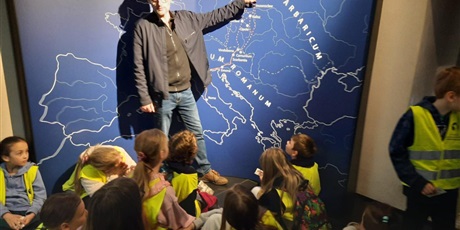 Powiększ grafikę: w-dniu-dzisiejszym-klasa-3b-odwiedzila-muzeum-bursztynu-611308.jpg