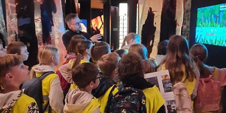 Powiększ grafikę: w-dniu-dzisiejszym-klasa-3b-odwiedzila-muzeum-bursztynu-611318.jpg