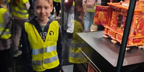 Powiększ grafikę: w-dniu-dzisiejszym-klasa-3b-odwiedzila-muzeum-bursztynu-611332.jpg