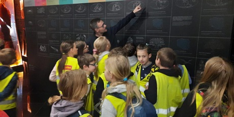 Powiększ grafikę: w-dniu-dzisiejszym-klasa-3b-odwiedzila-muzeum-bursztynu-611333.jpg