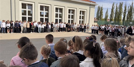 Powiększ grafikę: w-dniu-dzisiejszym-odbyl-sie-apel-zwiazany-z-obchodami-swiat-majowych-613203.jpg