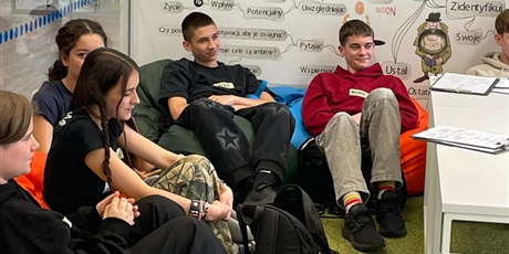 Powiększ grafikę: w-dniu-dzisiejszym-uczniowie-kl-8-613219.jpg
